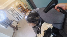 懸命に主人に仕えるメイド
